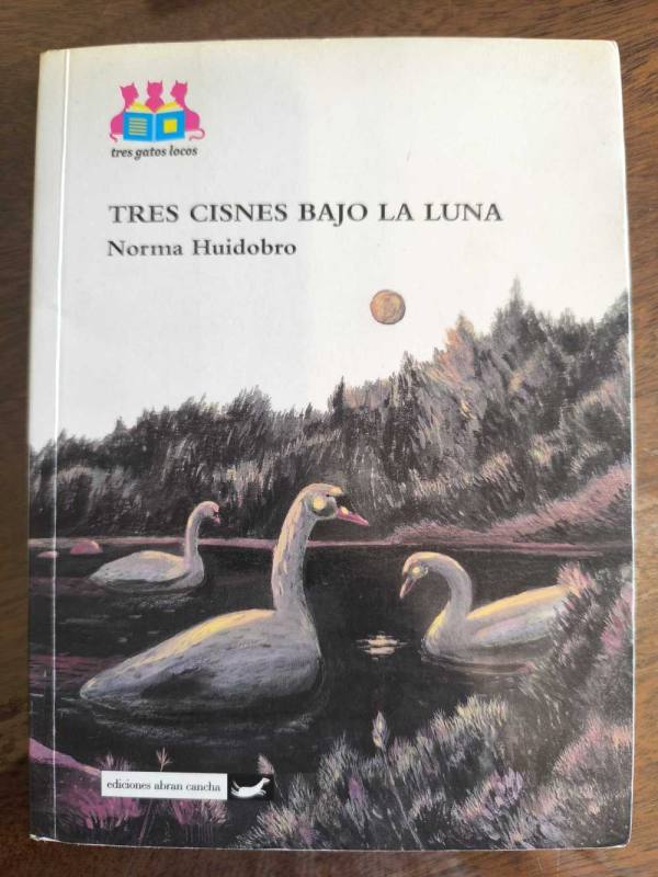 Tres cisnes bajo la luna