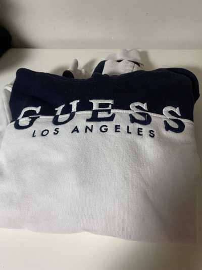 Buzo Guess azul y blanco