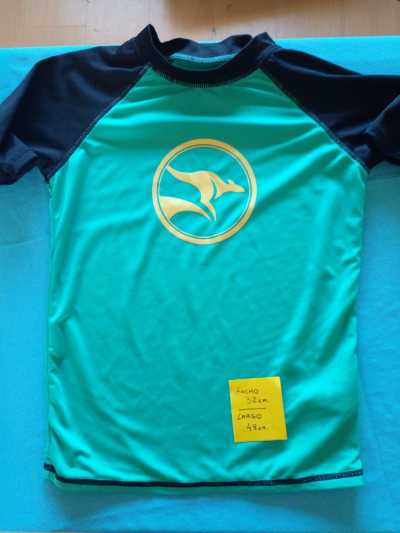 Remera de sol negra, verde y amarilla original
