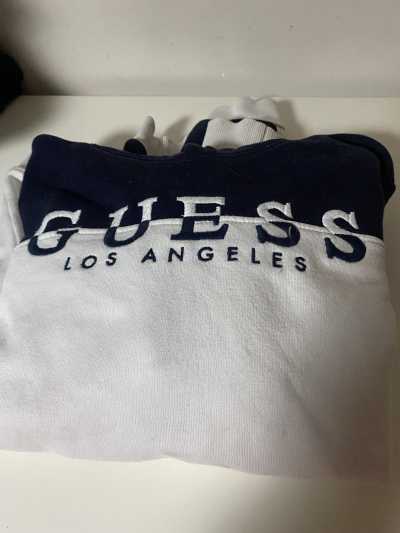 Buzo Guess azul y blanco