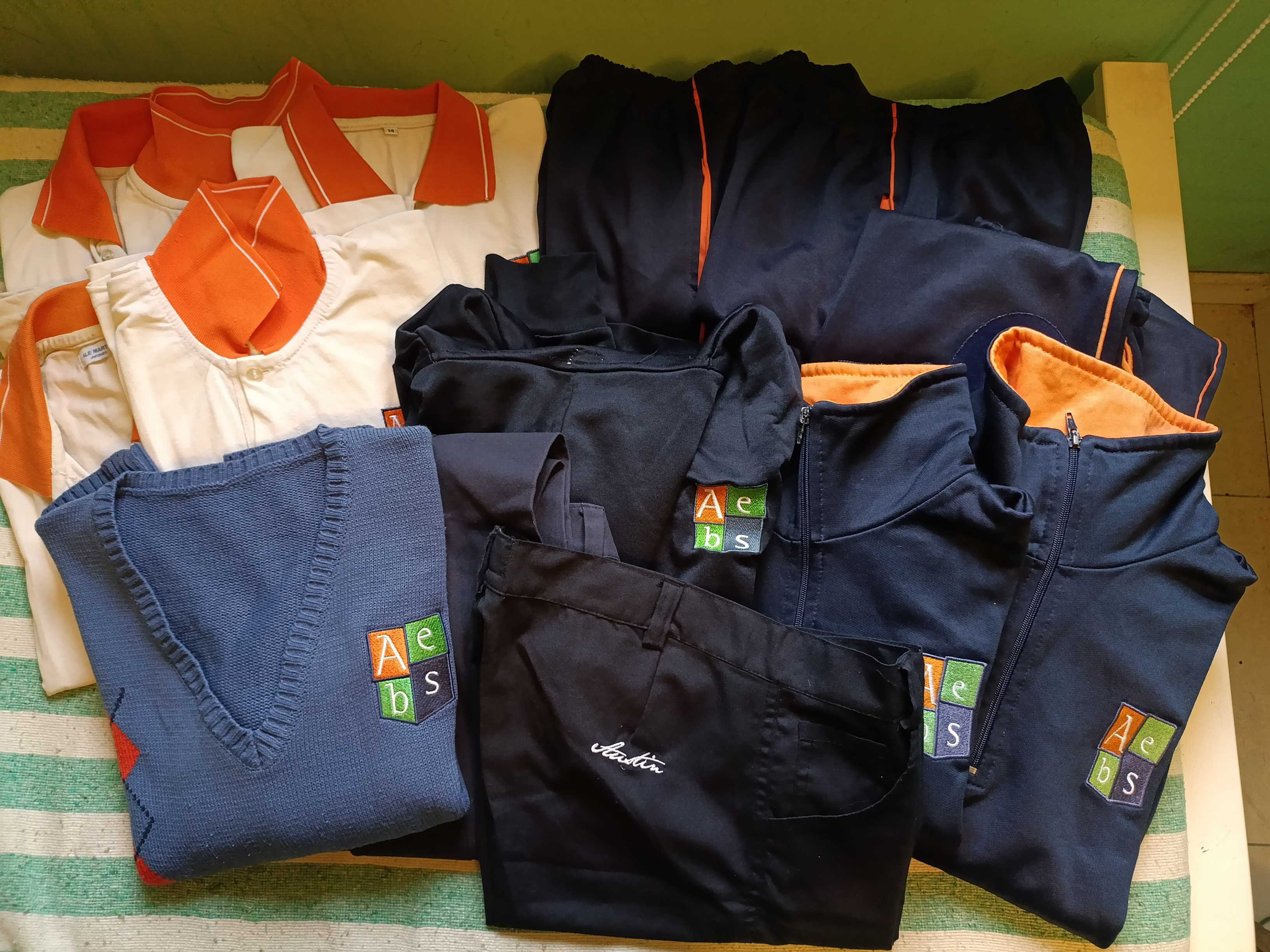 Vendo Sweter Talle 16 ( 2)  Talle 14(1) $ 1500Berm